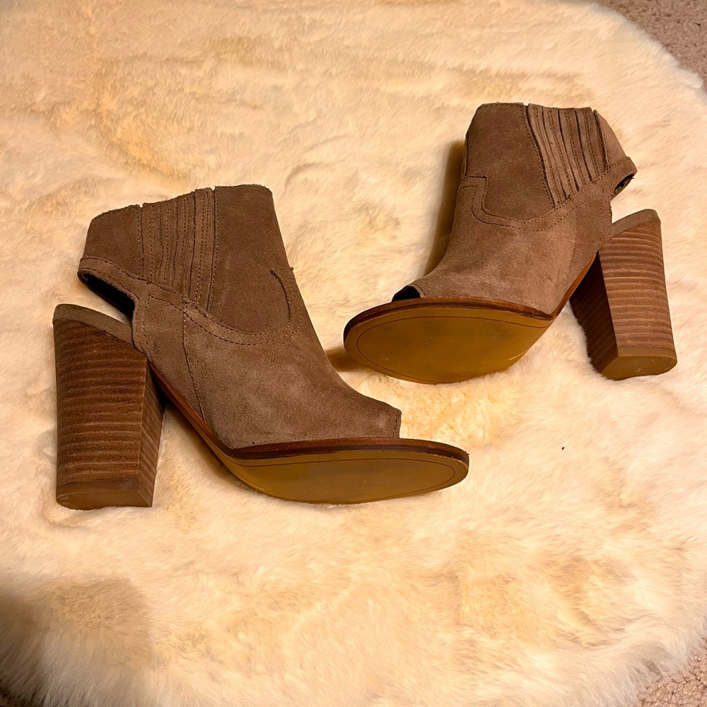 Dolce Vita Pasha ankle bootie beige